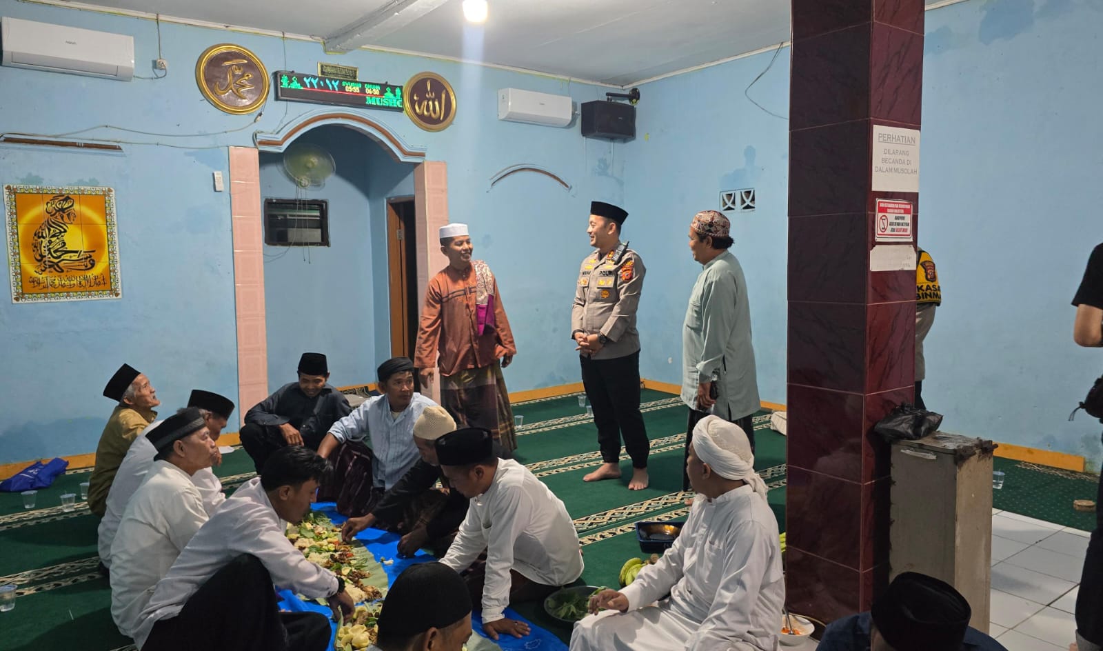 Ngeliwet Bareng Warga, Kapolres Bogor Lepas Bi Heni ART Lansia Berangkat Umroh