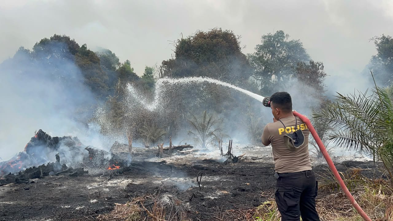 Satbrimob Polda Jambi Kerahkan 30 Personel Tangani Karhutla di Betara Tanjab Barat