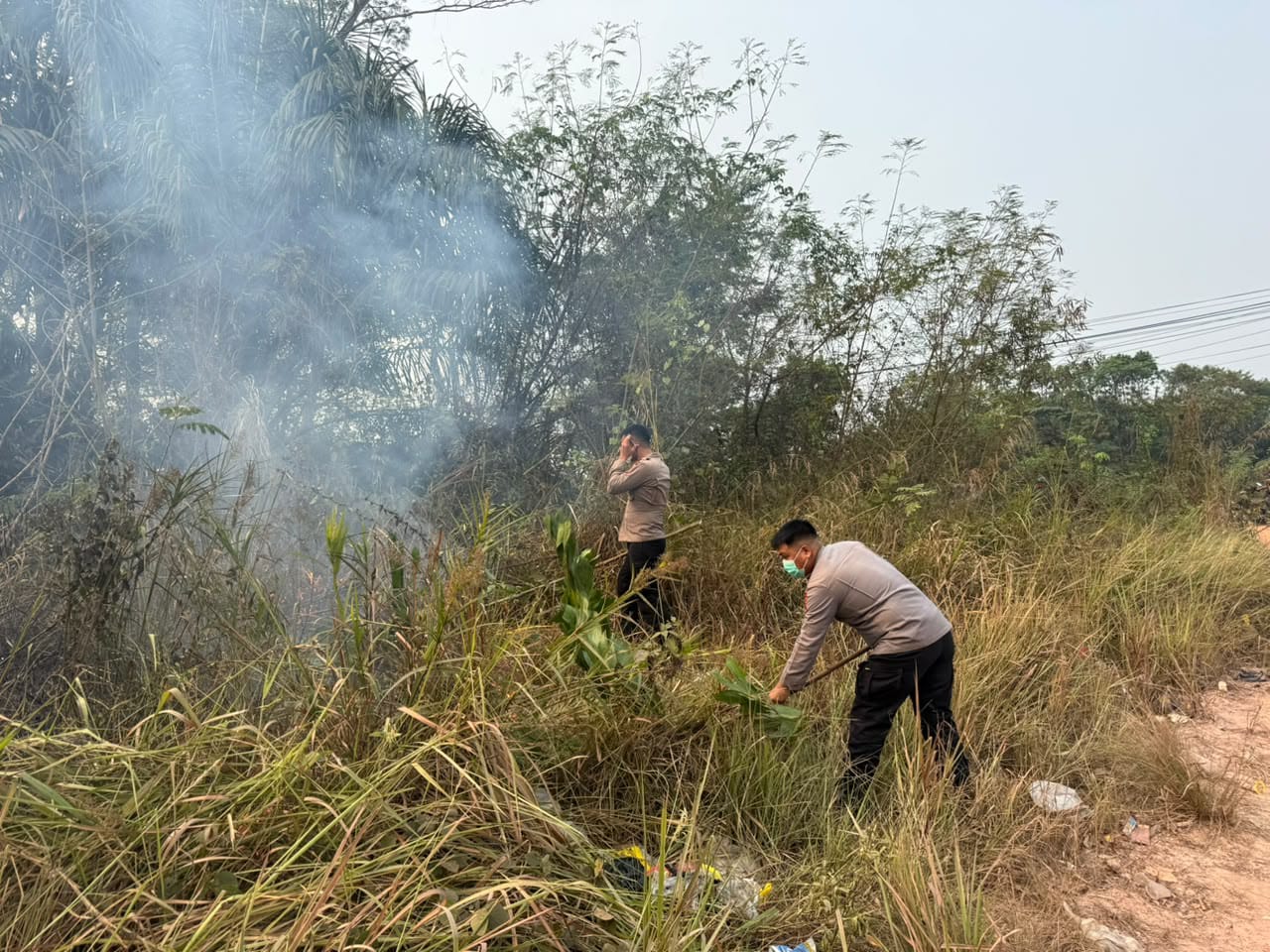 Brimob Polda Jambi Respons Cepat Padamkan Kebakaran Lahan di Jalan Lingkar Selatan