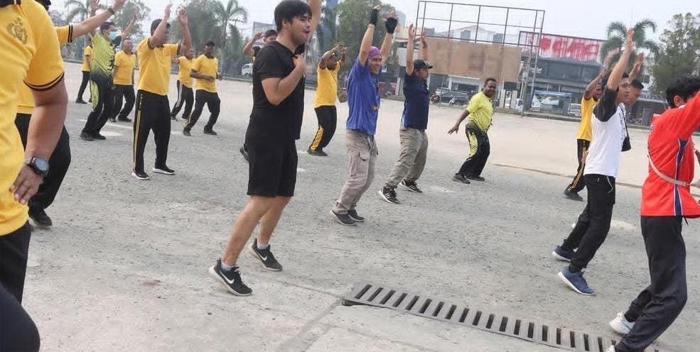 Jaga Kekompakan, Kapolres Sorong Pimpin Olahraga Bersama Bhayangkari dan Sahabat Polri di Alun-Alun 