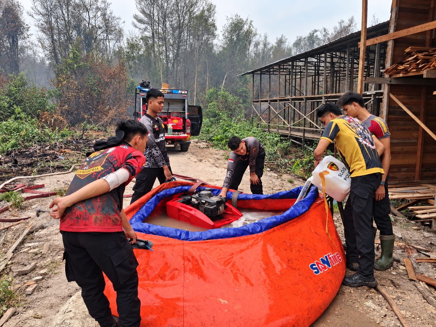 Dedikasi Tak Pernah Padam, Personel Ditsamapta Polda Kalteng Terus Berjibaku Padamkan Api