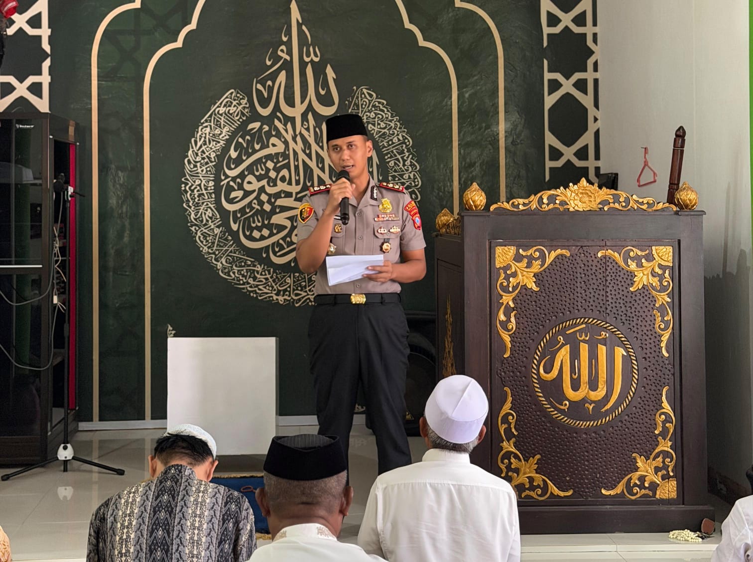 Dukung Program Kapolri, Kapolres Raja Ampat Gelar Jumat Keliling dan Salurkan Bingkisan Kepada Imam 