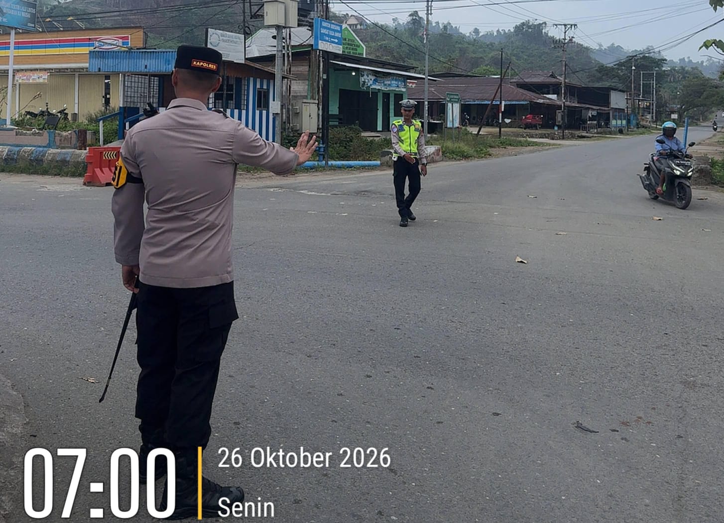Wujud Kehadiran Polri di Garda Terdepan, Kapolres Raja Ampat Turun Langsung Atur Lalu Lintas Pagi di