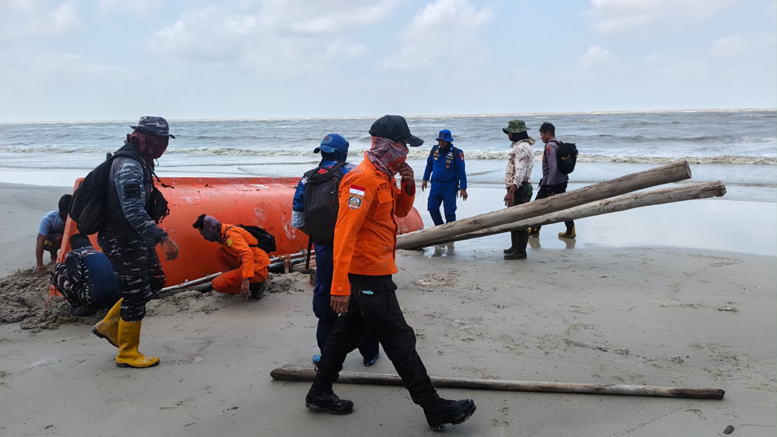 Evakuasi Dua Jenazah di Pesisir Seruyan, Keduanya Mengenakan Life Jacket Bertuliskan KM Virgo Transp
