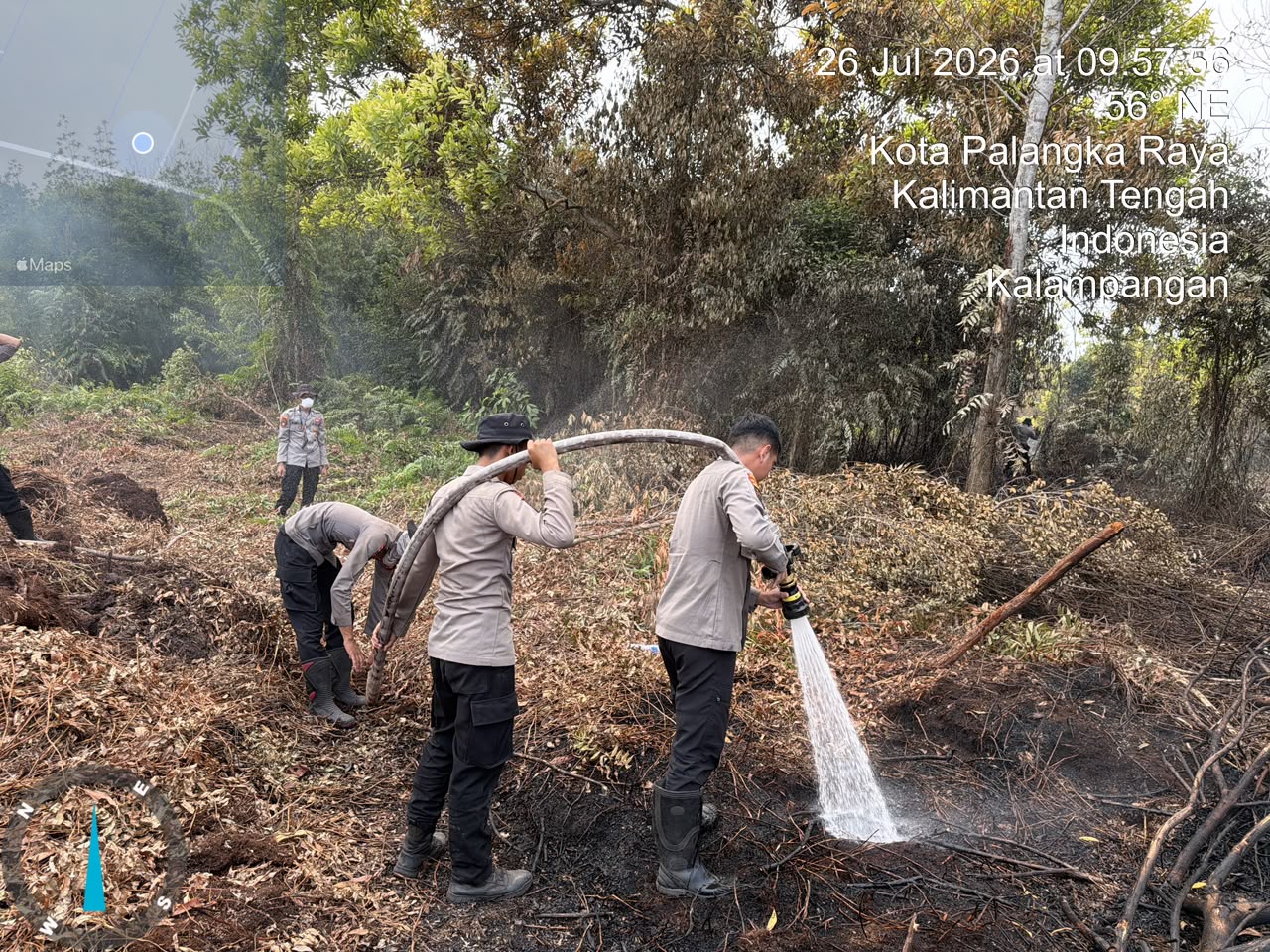 Cegah Api Kembali Membara, Personel Dirsamapta Lakukan Pembasahan Lahan di Kalampangan