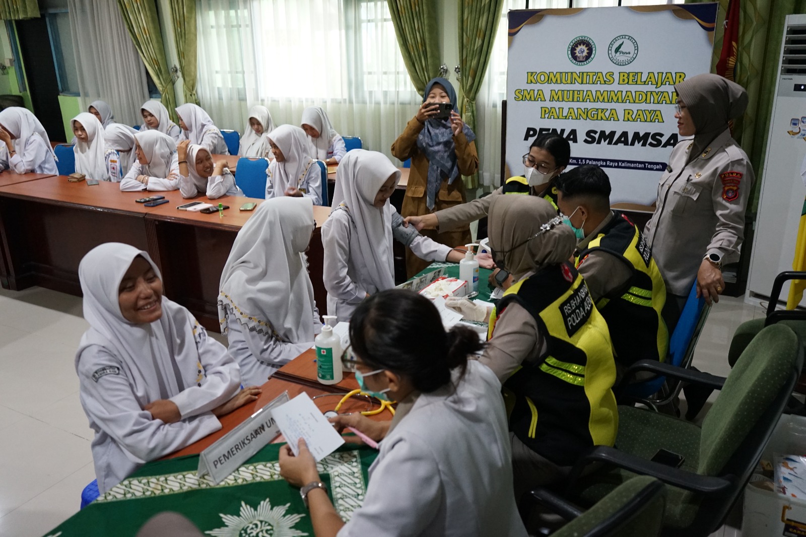 Pelayanan Kesehatan Hadir di Sekolah, Rumkit Bhayangkara Layani Pelajar SMA Muhammadiyah Palangka Ra