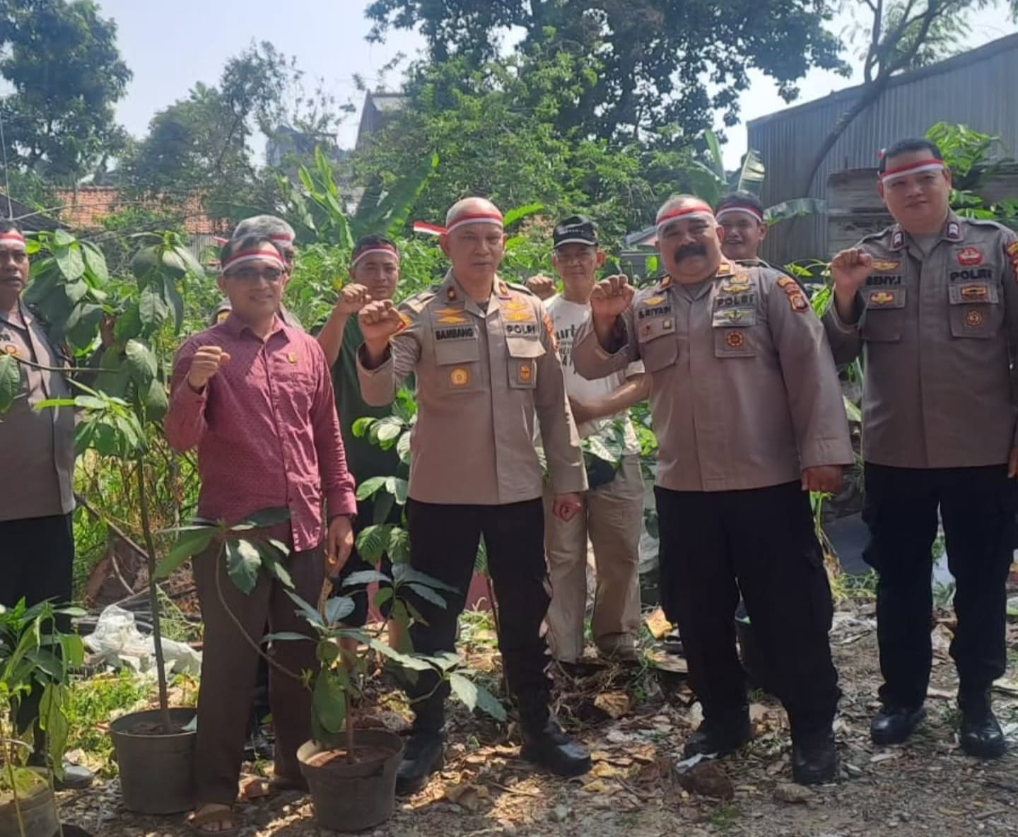 Sinergi Bersama Tokoh Agama dan Warga, Polsek Pondok Gede Tanam Pohon Sambut Kemerdekaan RI