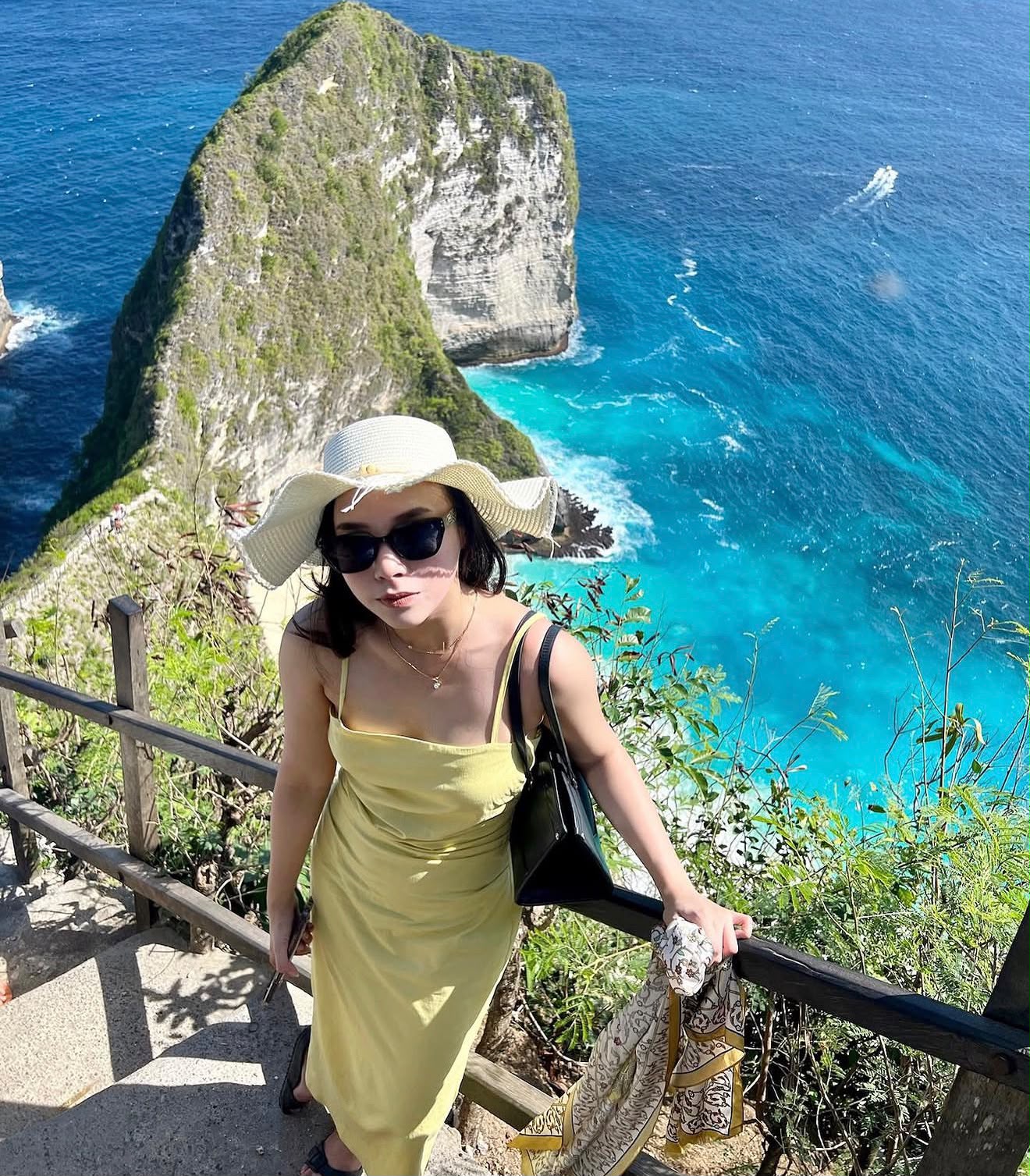 bukti mengenai hubungan Andriantama dengan Adelia Ashakayla, perempuan yang disebut bekerja di Mandi