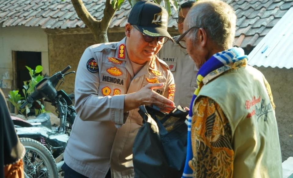 Polda Jabar Salurkan Bantuan Air Bersih dan Sembako untuk Warga Terdampak Kemarau di Gunung Geulis S