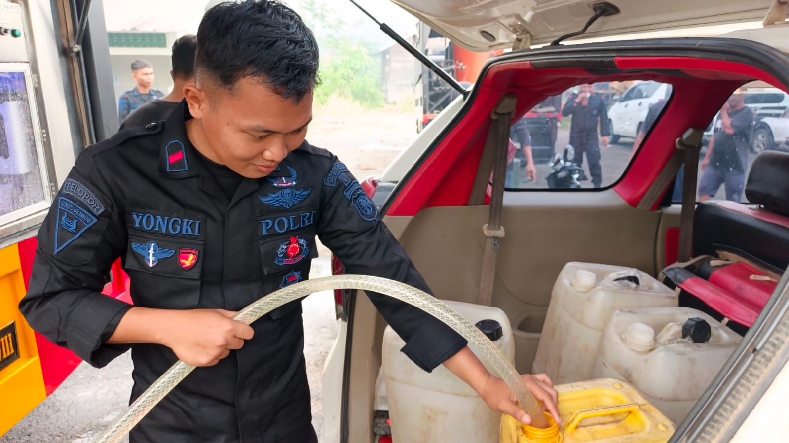 Brimob Kalteng Salurkan Air Bersih untuk Warga Desa Danau Usung