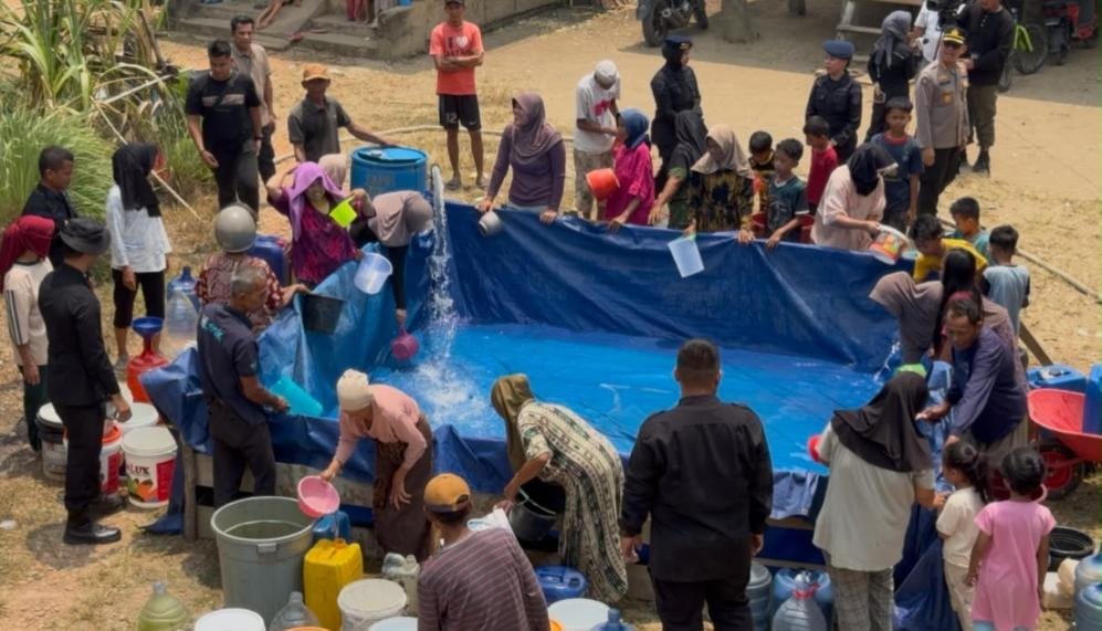 Brimob Polda Jambi Salurkan Air Bersih, Bantu Warga Terdampak Kekeringan di Muaro Jambi