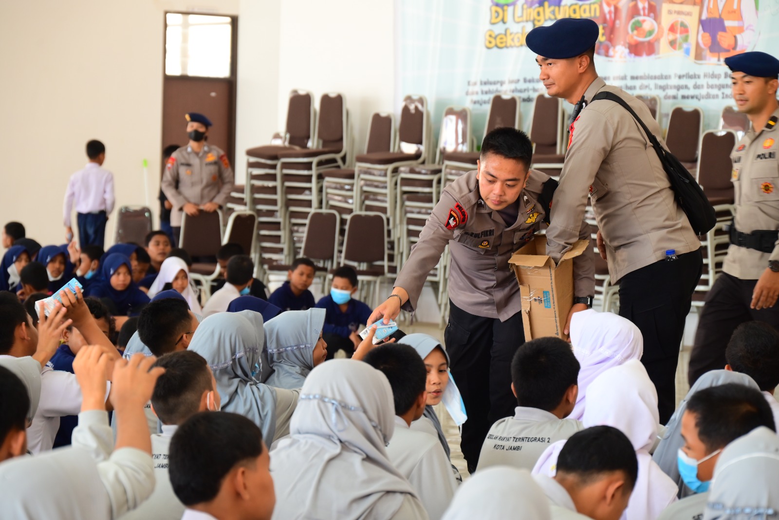 Di Tengah Kabut Asap Karhutla, Brimob Polda Jambi Beri Motivasi serta Perhatian Kesehatan Pelajar Se