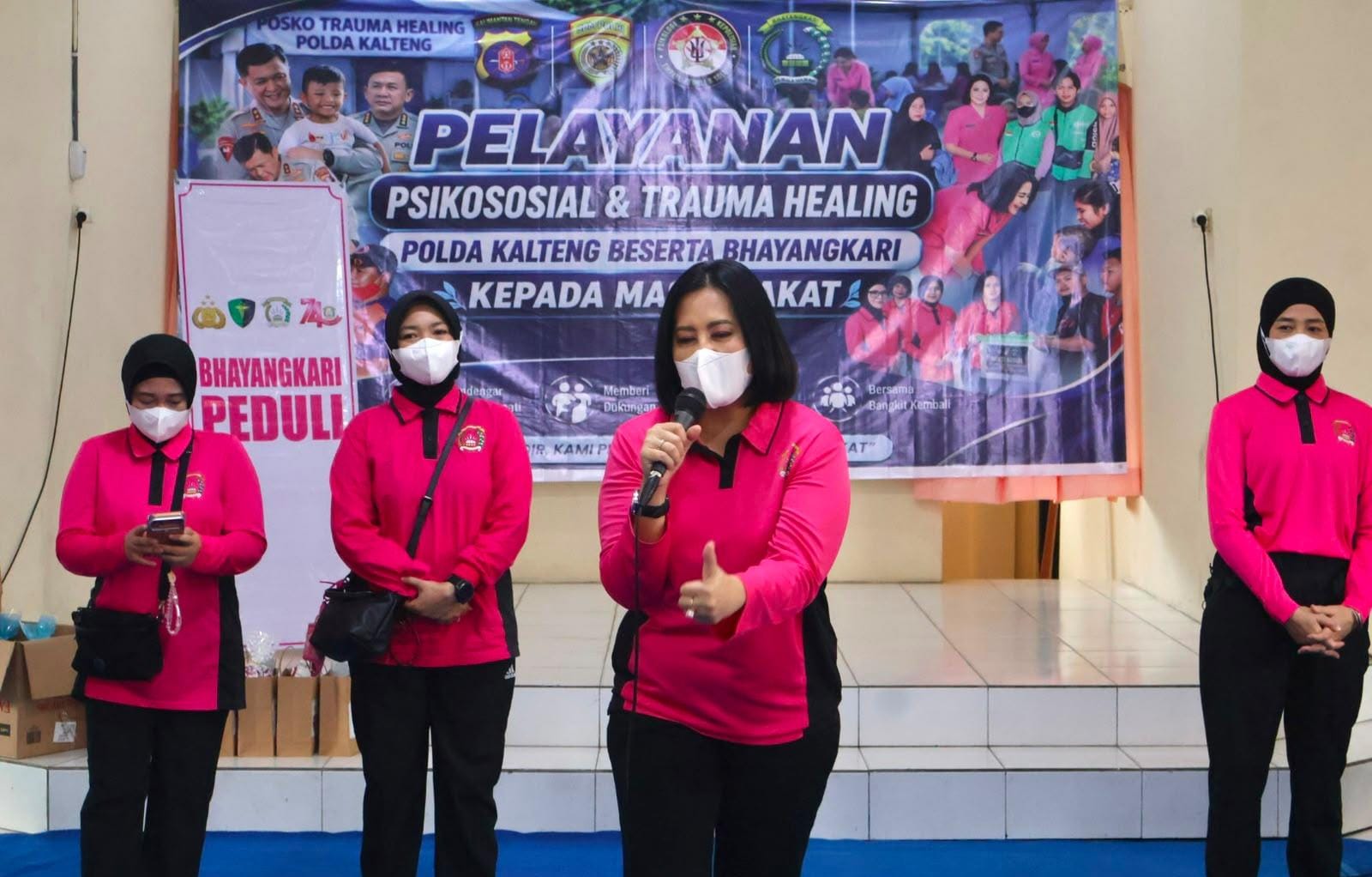 Ketua Bhayangkari dan Tim Psikologi SDM Polda Kalteng Berikan Trauma Healing untuk Masyarakat dan An