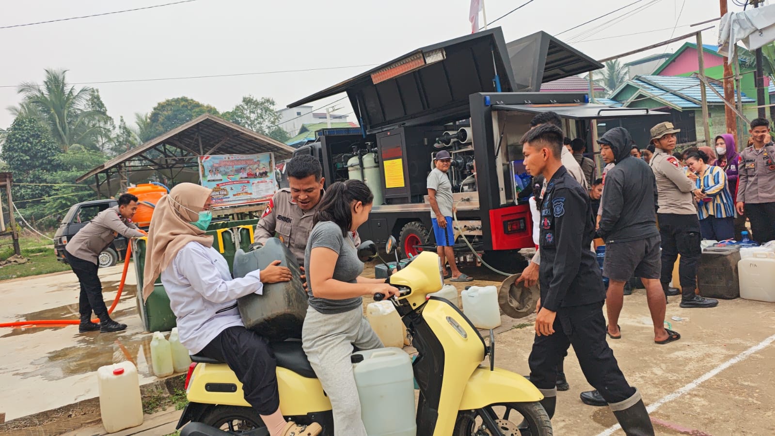 Brimob Kalteng Hadir di Tengah Warga Juking Panjang, Salurkan Air Bersih