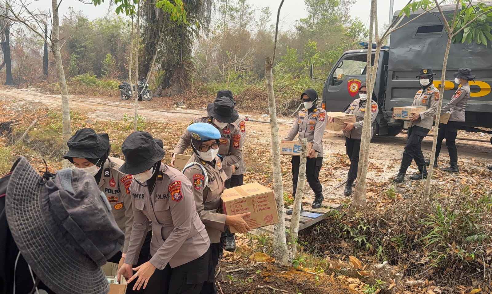 Wujud Kepedulian, Polwan Polda Kalteng Sambangi Personel Satgas Karhutla