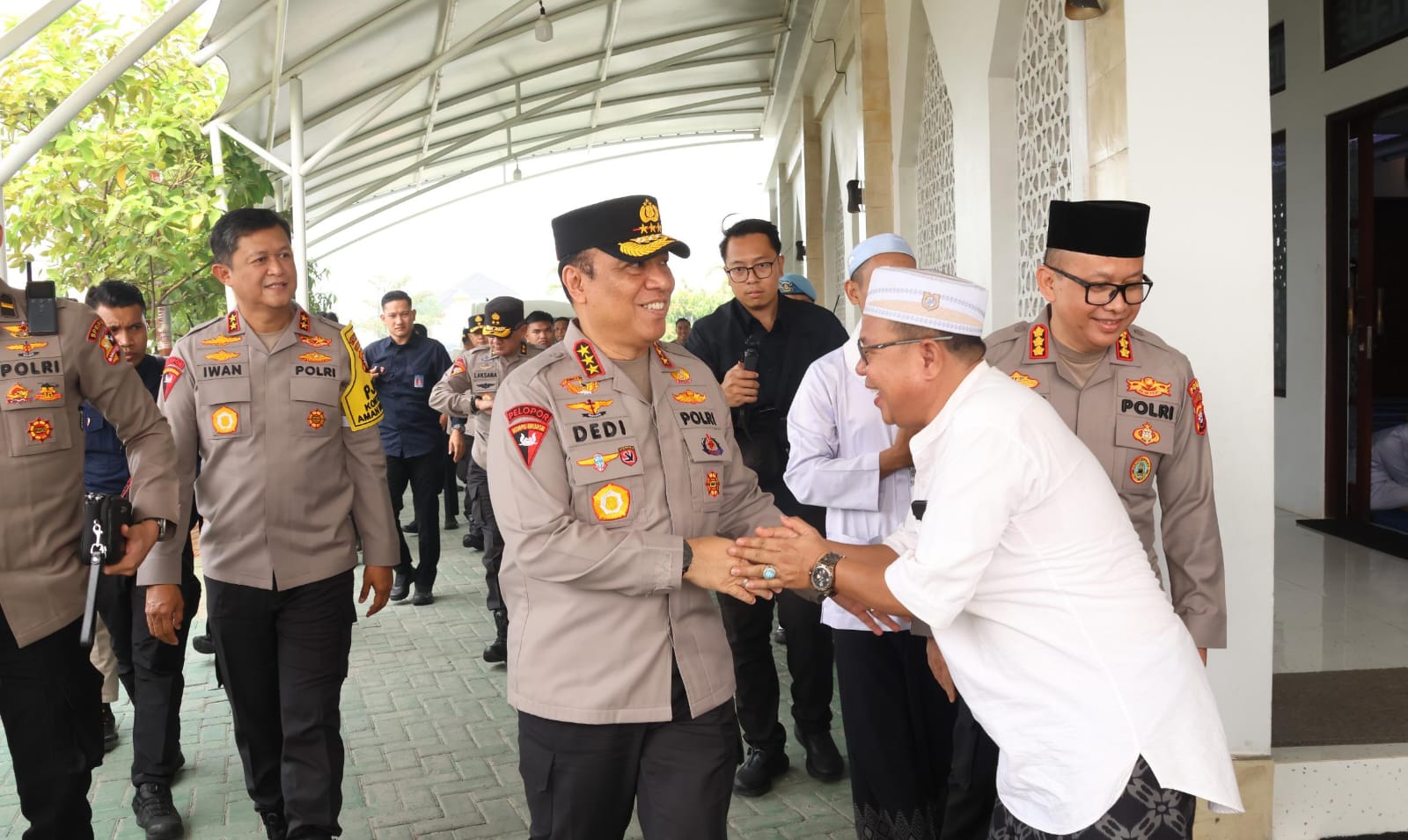 Singgah di Masjid Natabel Jannah, Wakapolri Komjen Pol. Dedi Prasetyo Berbagi Santunan dan Jumat Ber