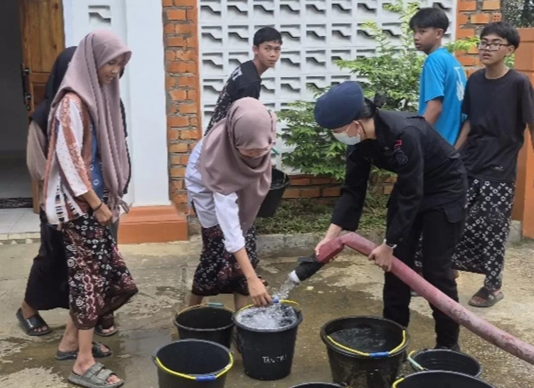 Brimob Jambi Berbagi Air Bersih, Bantu Kebutuhan Santri dan Warga Pematang Gajah
