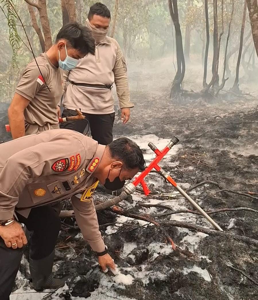 Dirsamapta Polda Kalteng Pantau Langsung Penggunaan Larutan Surfaktan Dalam Penanganan Karhutla