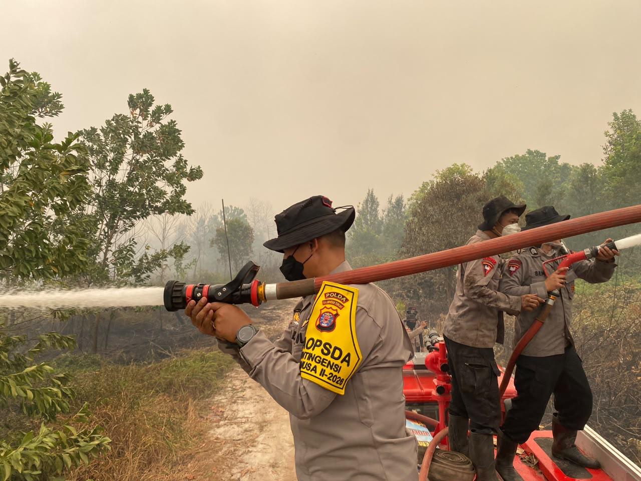 Turun Langsung ke Titik Api, Kapolda Pimpin Pemadaman Karhutla di Palangka Raya