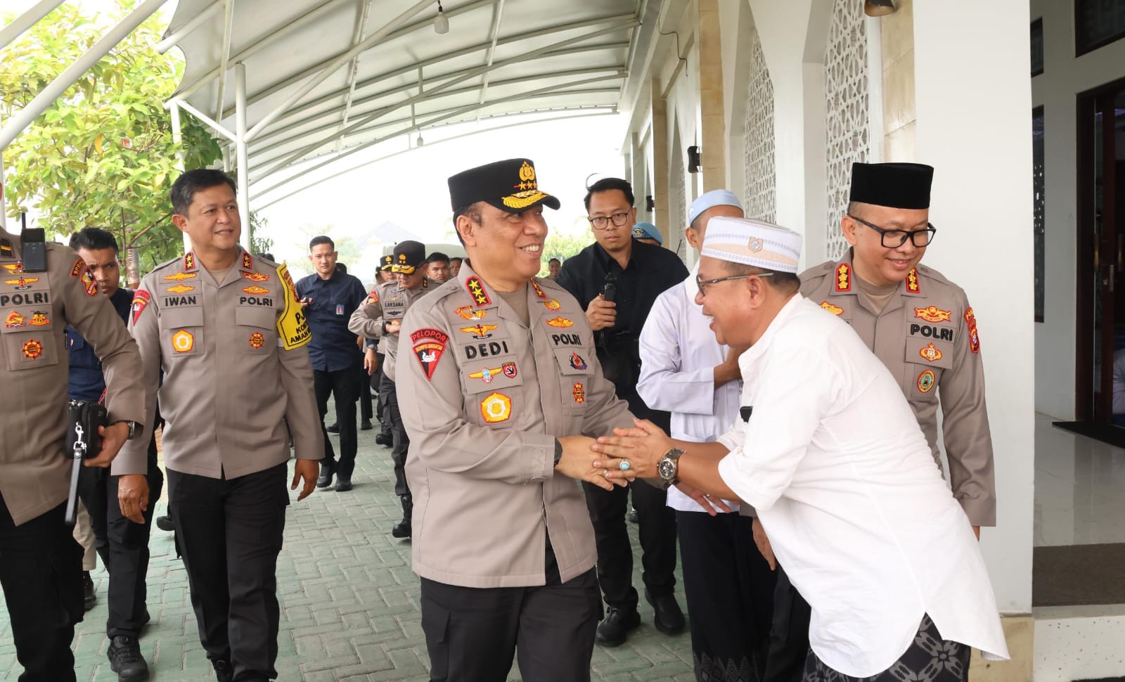 Sentuhan Hangat Wakapolri di Masjid Natabel Jannah: Sapa Warga Palangka Raya dan Santuni Anak Yatim