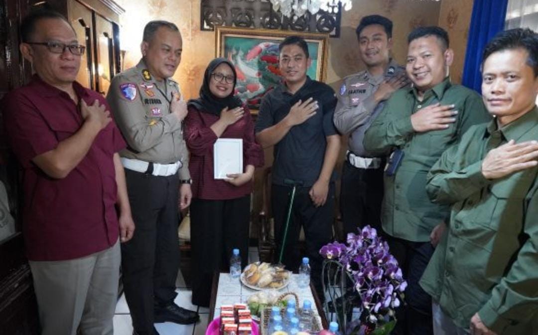 Sambut HUT ke-71 Lalu Lintas, Korlantas Polri Besuk Personel PJR yang Sakit, Sampaikan Pesan Semanga