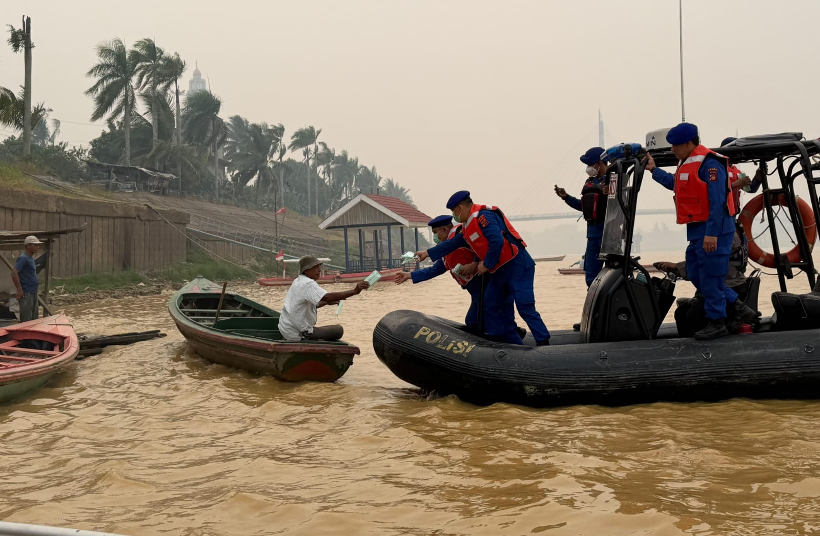 Ditpolairud Polda Jambi Sambangi Warga, Bagikan Masker dan Sembako di Tengah Kabut Asap