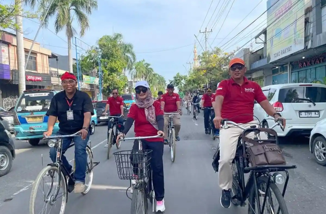 Keliling Kota Tegal Gunakan Sepeda Ontel, Mbak Iin Dukung Onthelis Nusantara