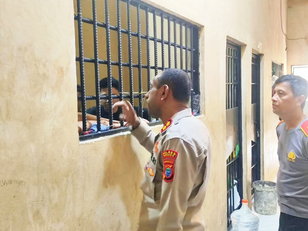 Sentuhan Kemanusiaan Dari Balik Jeruji: Saat Kapolres Sorong Berbagi Kasih Dengan Tahanan