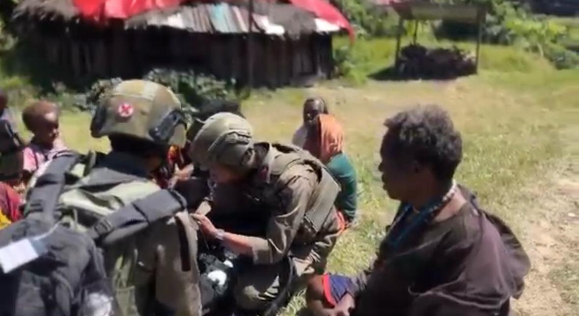 Sambangi Warga di Sinak, Satgas Kepolisian Operasi Damai Cartenz Berikan Pelayanan Kesehatan